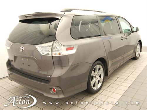 Toyota Sienna 2011 photo 3