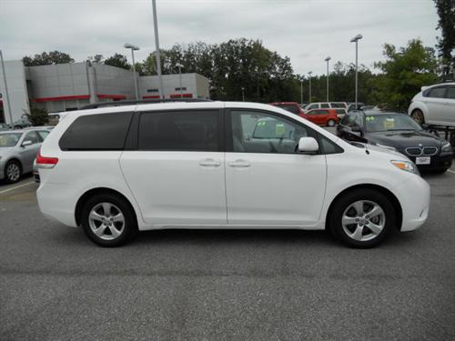 Toyota Sienna 2011 photo 2
