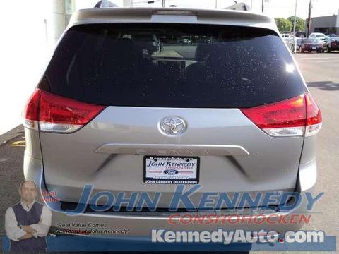 Toyota Sienna 2011 photo 2