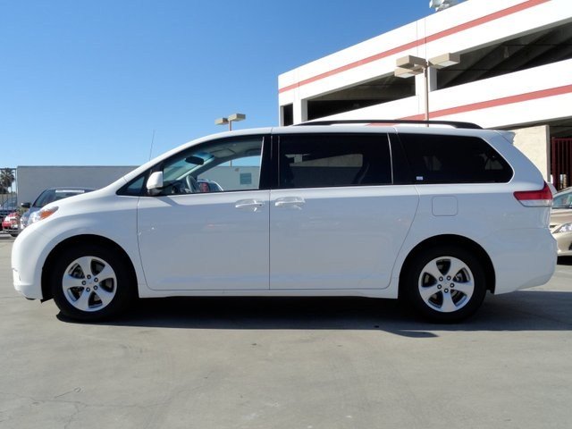 Toyota Sienna 2011 photo 1