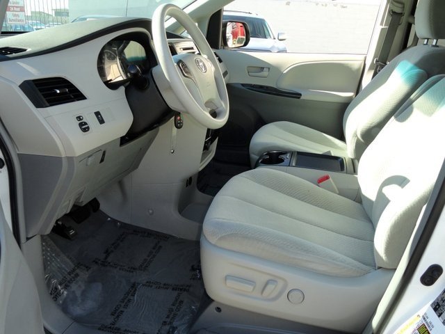 Toyota Sienna 2011 photo 2