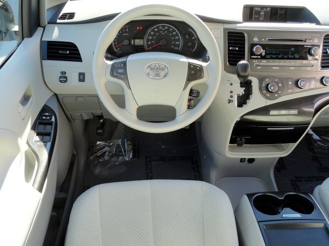 Toyota Sienna 2011 photo 4