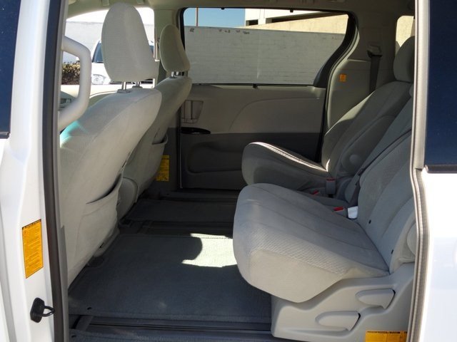 Toyota Sienna 2011 photo 3