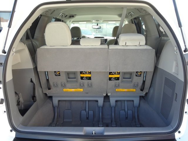 Toyota Sienna 2011 photo 5