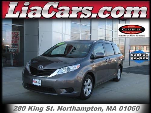Toyota Sienna 2011 photo 2