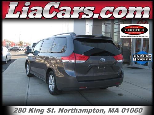 Toyota Sienna 2011 photo 4
