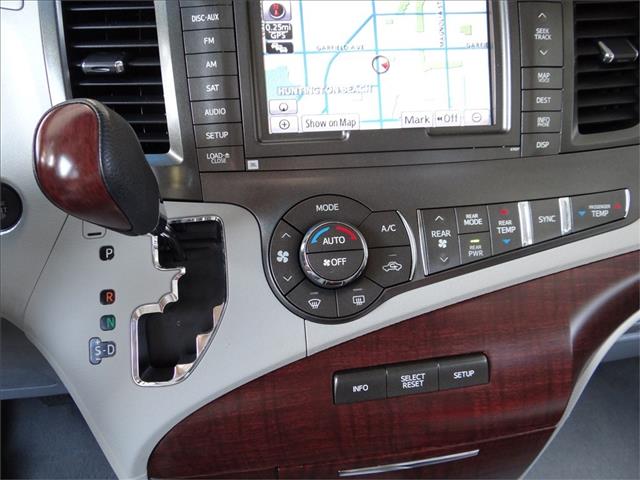 Toyota Sienna 2011 photo 1