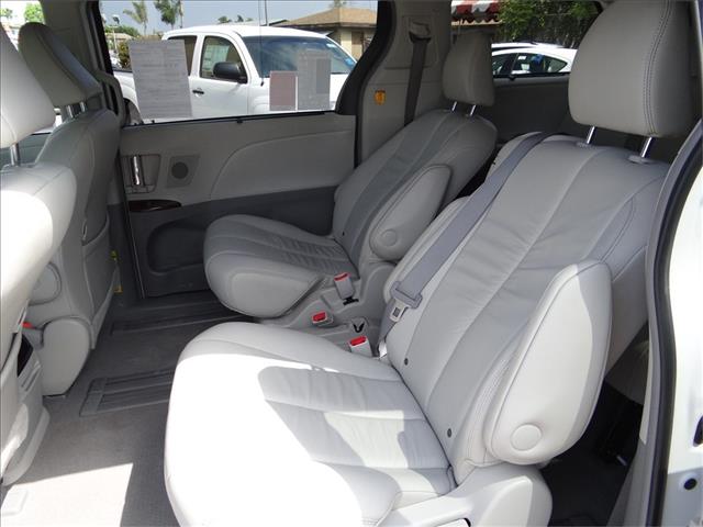 Toyota Sienna 2011 photo 11