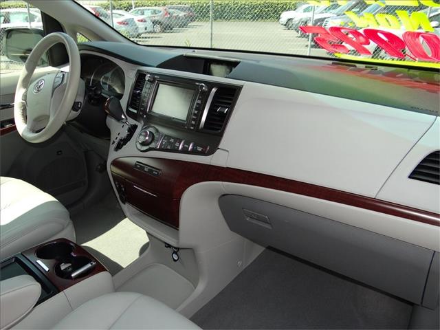Toyota Sienna 2011 photo 18