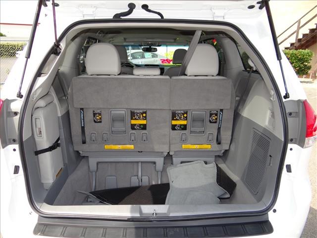Toyota Sienna 2011 photo 19