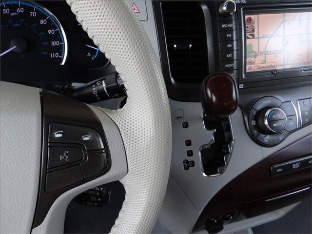 Toyota Sienna 2011 photo 2