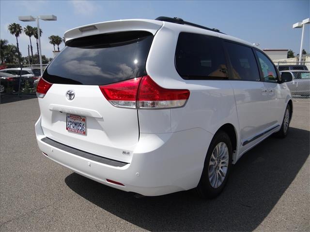 Toyota Sienna 2011 photo 21