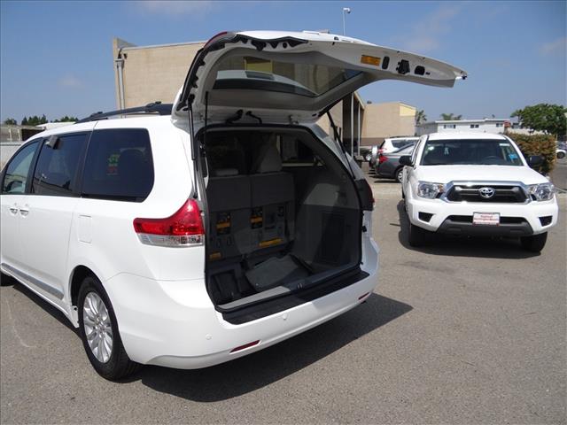 Toyota Sienna 2011 photo 3
