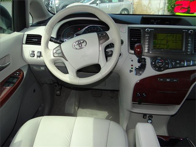 Toyota Sienna 2011 photo 4