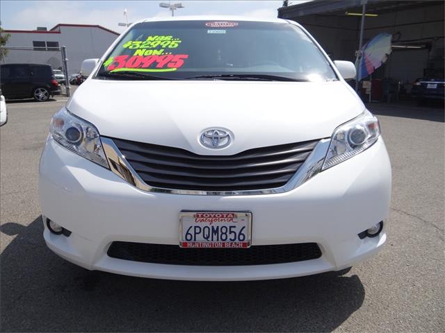 Toyota Sienna 2011 photo 5