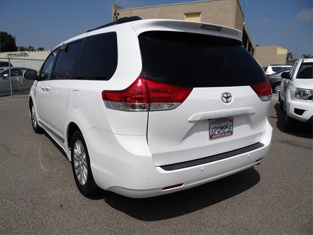 Toyota Sienna 2011 photo 8