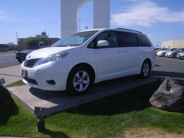 Toyota Sienna 2500 H/D MiniVan