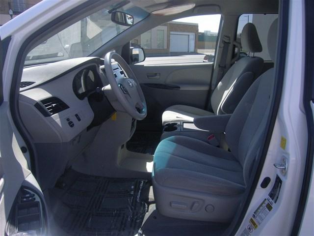 Toyota Sienna 2011 photo 1