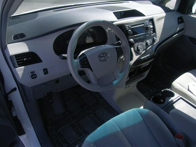 Toyota Sienna 2011 photo 2