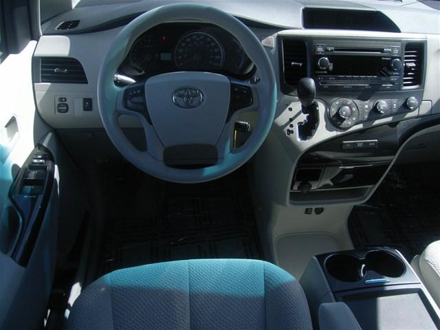 Toyota Sienna 2011 photo 3