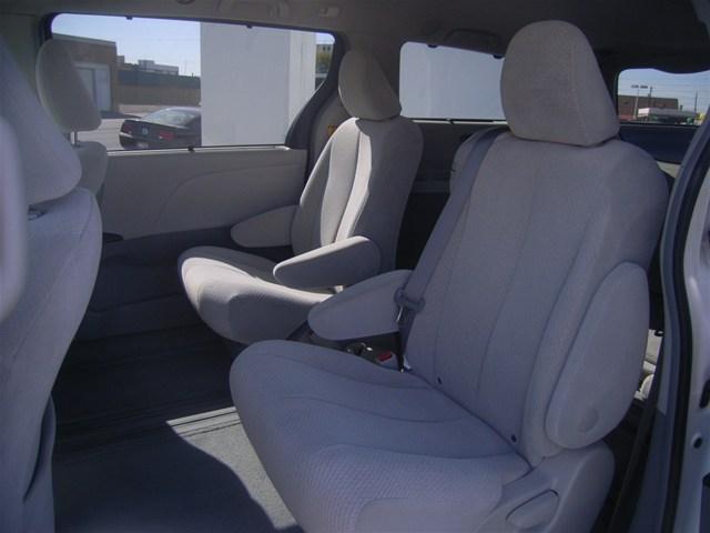 Toyota Sienna 2011 photo 4