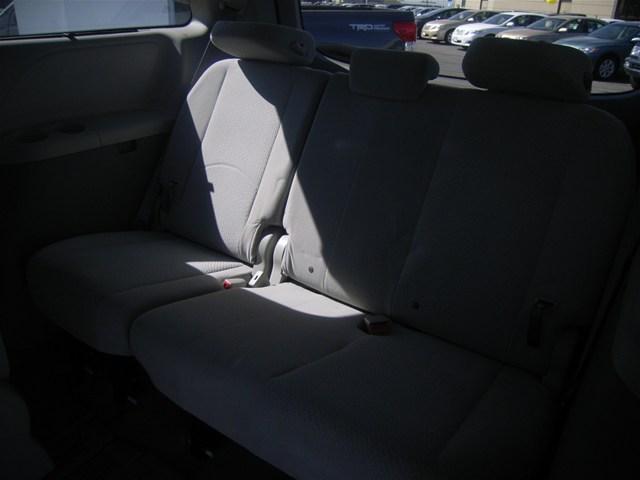 Toyota Sienna 2011 photo 5