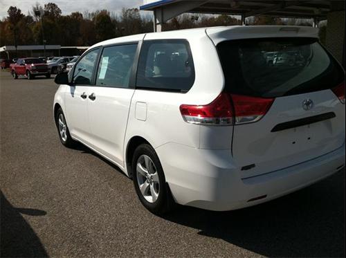 Toyota Sienna 2011 photo 1