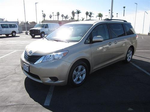 Toyota Sienna 2011 photo 1