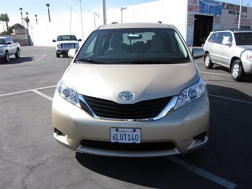 Toyota Sienna 2011 photo 2