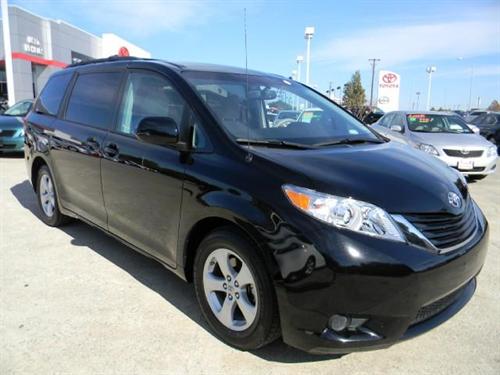 Toyota Sienna 2011 photo 2