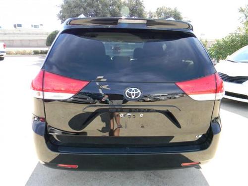 Toyota Sienna 2011 photo 3