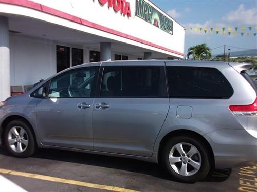 Toyota Sienna 2011 photo 1