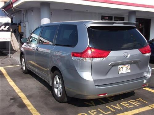 Toyota Sienna 2011 photo 2