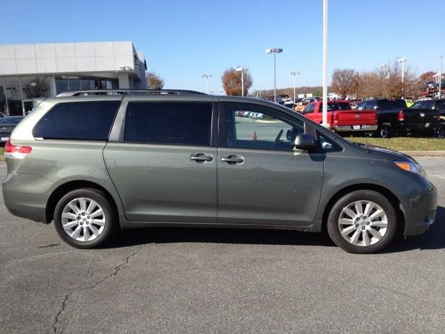 Toyota Sienna 2011 photo 1