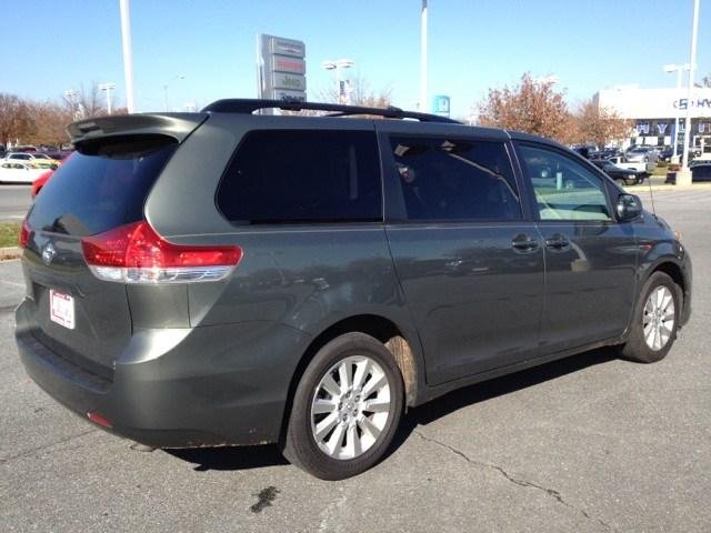 Toyota Sienna 2011 photo 2