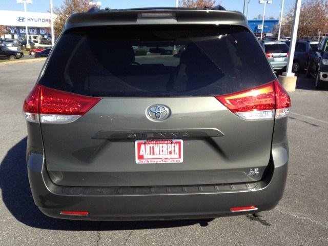 Toyota Sienna 2011 photo 3