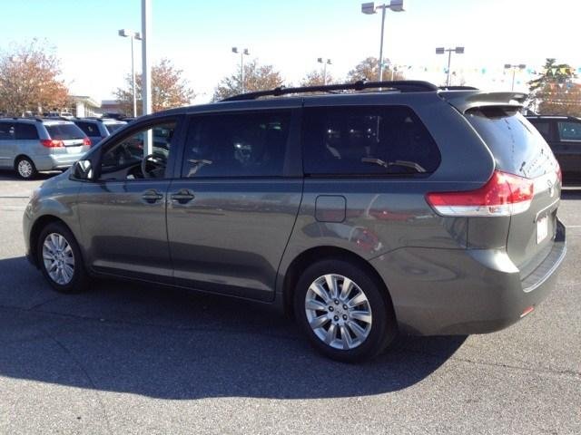 Toyota Sienna 2011 photo 4