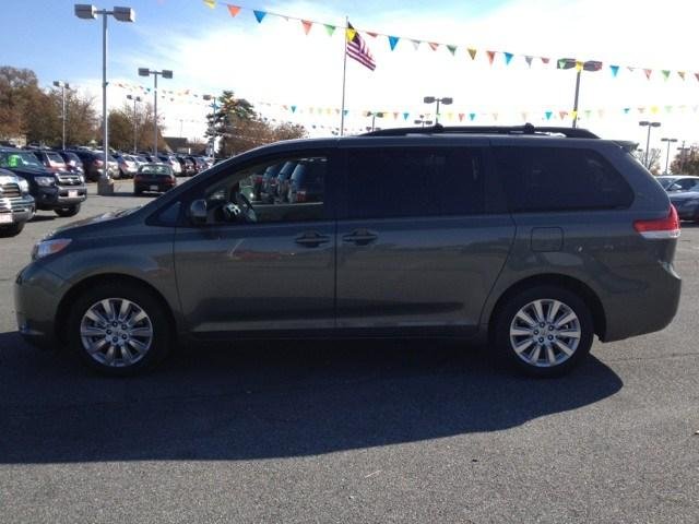 Toyota Sienna 2011 photo 5