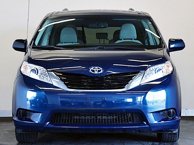 Toyota Sienna 2011 photo 1