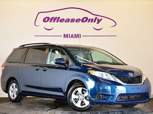 Toyota Sienna 2011 photo 2