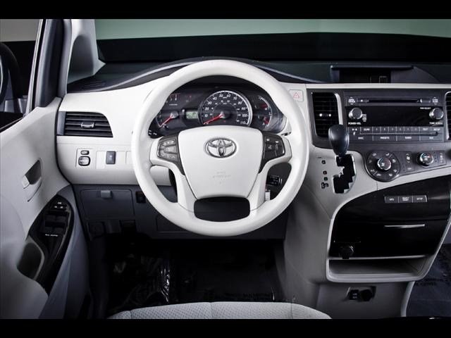Toyota Sienna 2011 photo 3