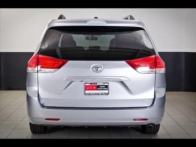 Toyota Sienna 2011 photo 2