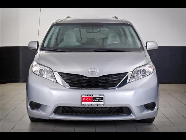 Toyota Sienna 2011 photo 1