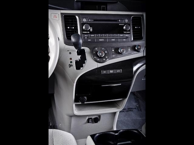 Toyota Sienna 2011 photo 4