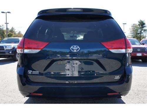 Toyota Sienna 2011 photo 3