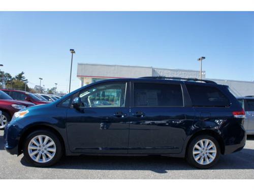 Toyota Sienna 2011 photo 4