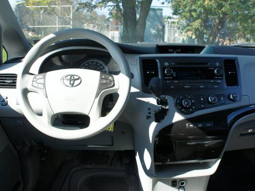 Toyota Sienna 2011 photo 2