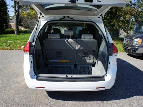 Toyota Sienna 2011 photo 3
