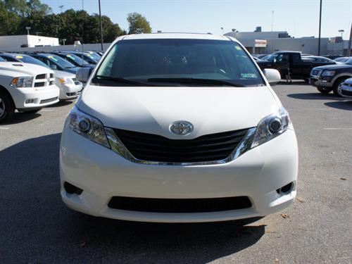 Toyota Sienna 2011 photo 4