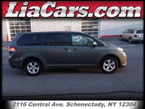 Toyota Sienna 2011 photo 1